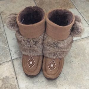Manitobah Mukluks half mukluk witth Pom poms